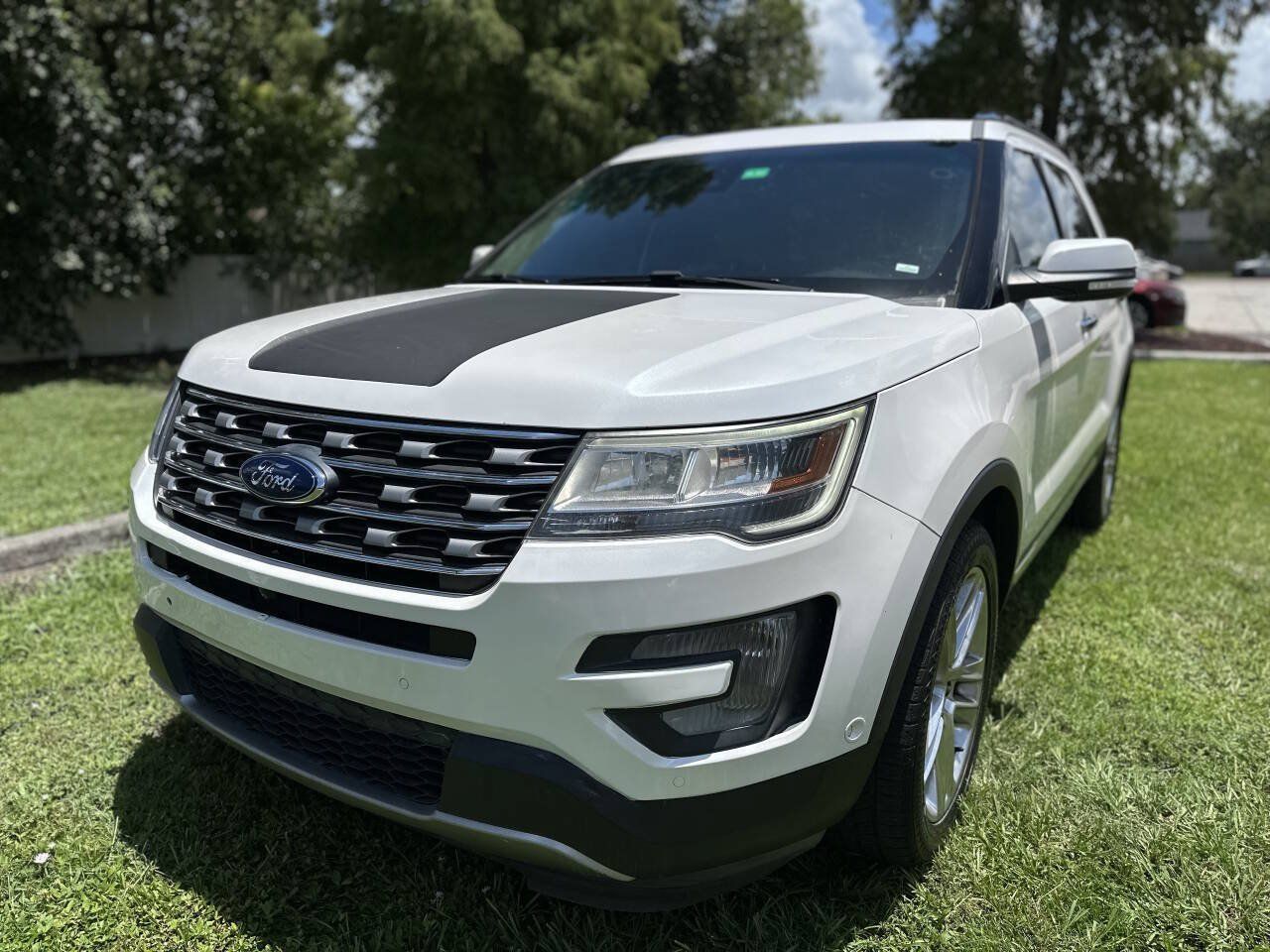 Used 2017 Ford Explorer Limited w/ Equipment Group 301A FWD image 3
