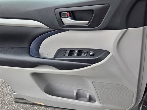 Used 2019 Toyota Highlander XLE image 31