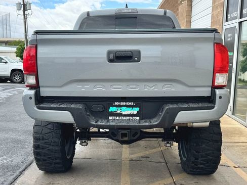 Used 2019 Toyota Tacoma TRD Sport AWD/4WD image 4