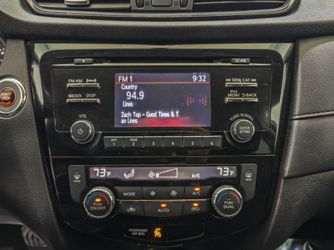 Used 2017 Nissan Rogue SV image 35