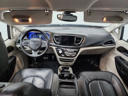 Used 2017 Chrysler Pacifica Touring-L FWD image 25