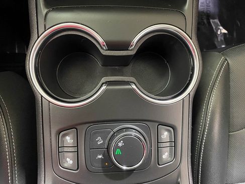 Used 2024 GMC Terrain SLT image 21