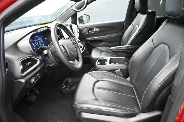 Used 2025 Chrysler Pacifica Select FWD image 13