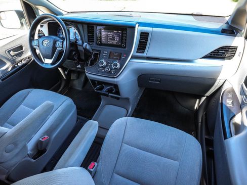 Used 2019 Toyota Sienna L FWD image 27