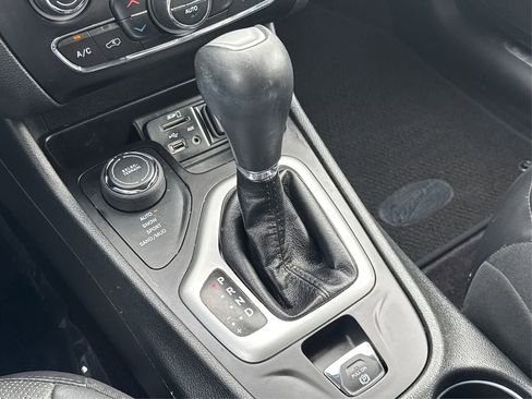 Used 2018 Jeep Cherokee Overland image 39