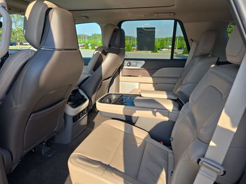 Certified 2023 Lincoln Navigator Reserve AWD/4WD image 14