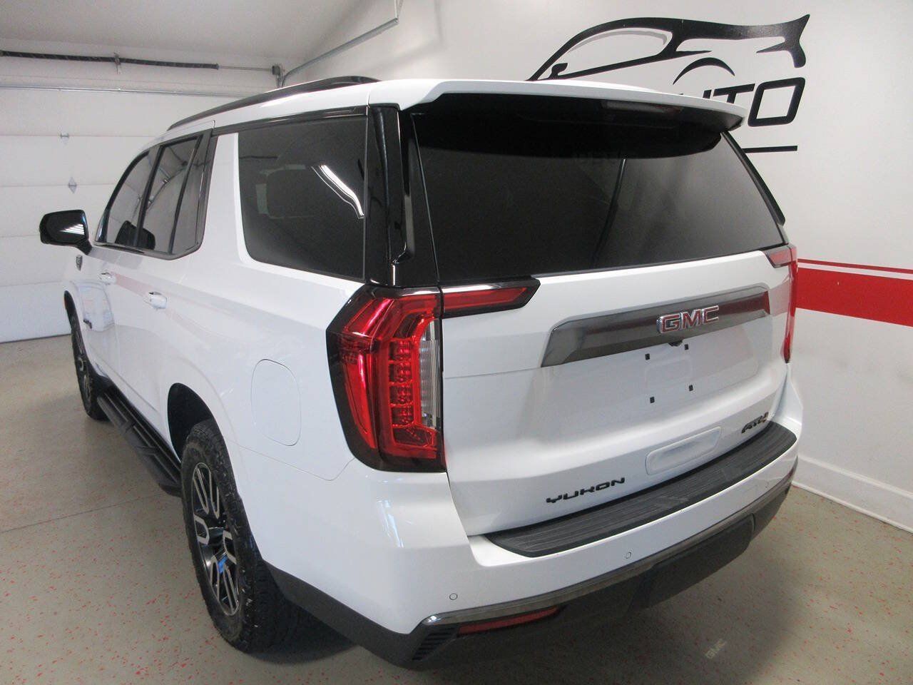 Used 2024 GMC Yukon AT4 w/ Technology Package AWD/4WD image 12