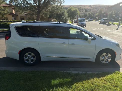 Used 2018 Chrysler Pacifica Touring-L FWD image 7