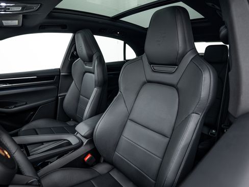Certified 2025 Porsche Macan 4S Electric AWD/4WD image 19