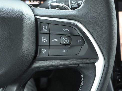 New 2025 Jeep Grand Cherokee Limited w/ Luxury Tech Group II image 28