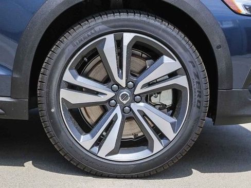 New 2026 Volvo V60 B5 Cross Country Plus w/ Climate Package AWD/4WD image 10