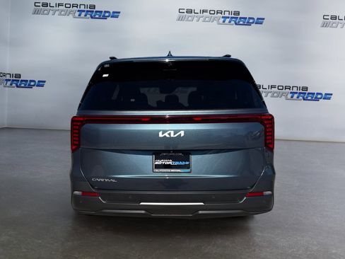 Used 2025 Kia Carnival SX Prestige image 6