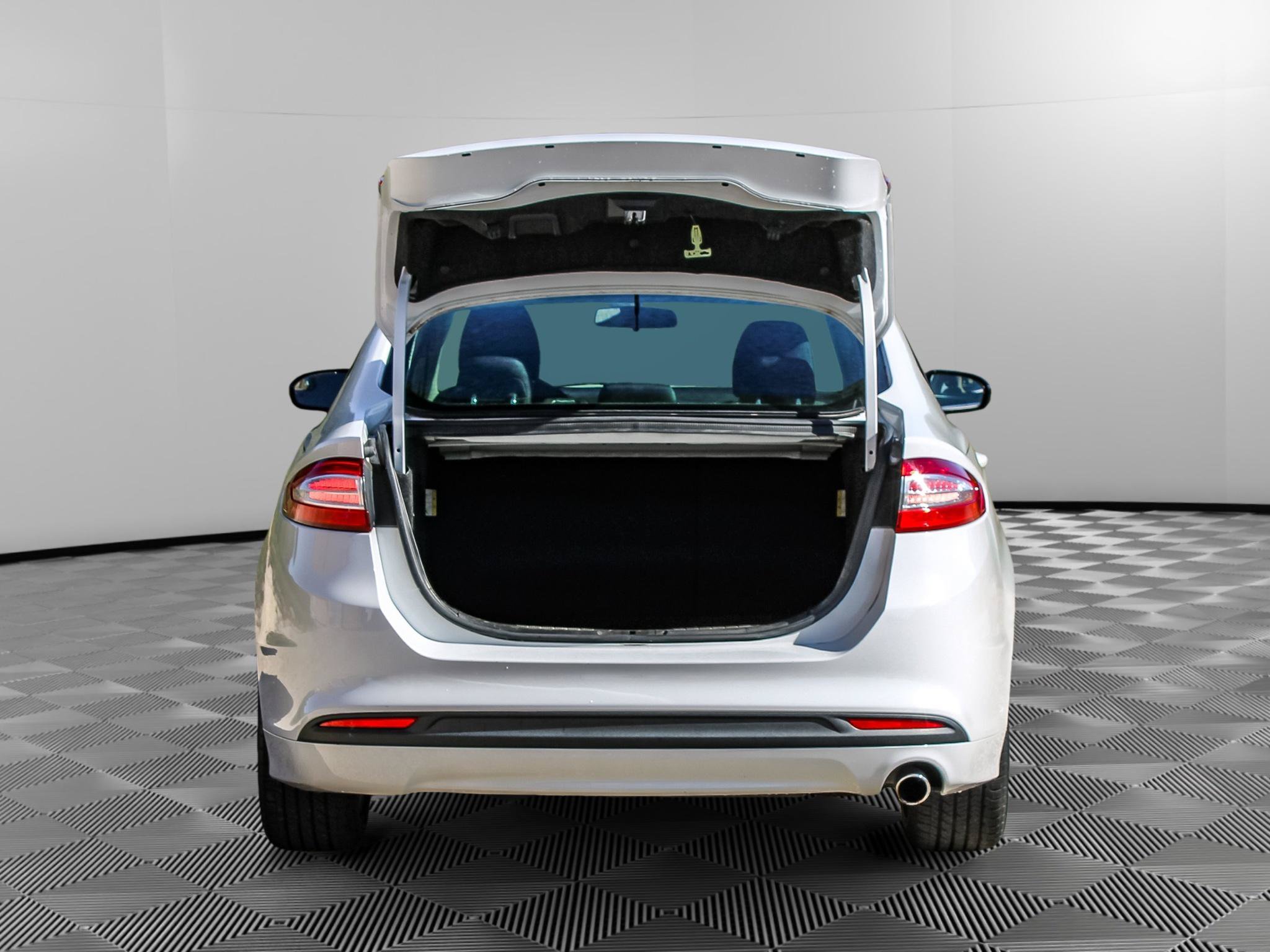 Used 2016 Ford Fusion SE FWD image 7