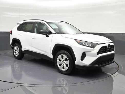 Used 2020 Toyota RAV4 LE FWD image 5