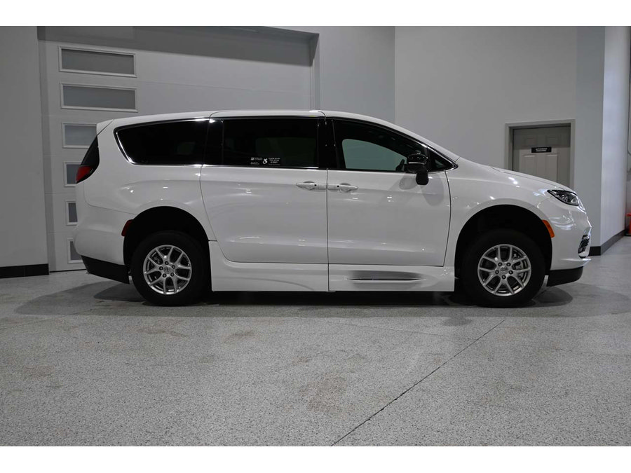 New 2024 Chrysler Pacifica Touring FWD image 5