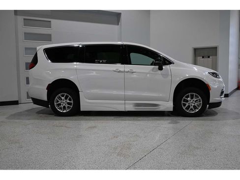 New 2024 Chrysler Pacifica Touring FWD image 5