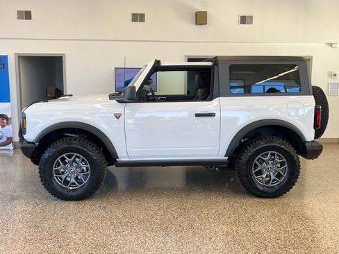 New 2025 Ford Bronco Badlands image 3