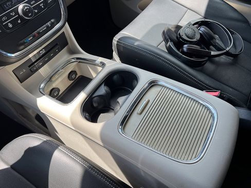 Used 2013 Chrysler Town & Country Touring-L w/ Driver Convenience Group FWD image 26