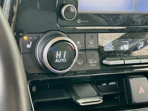 Used 2022 Toyota Highlander XLE AWD/4WD image 19