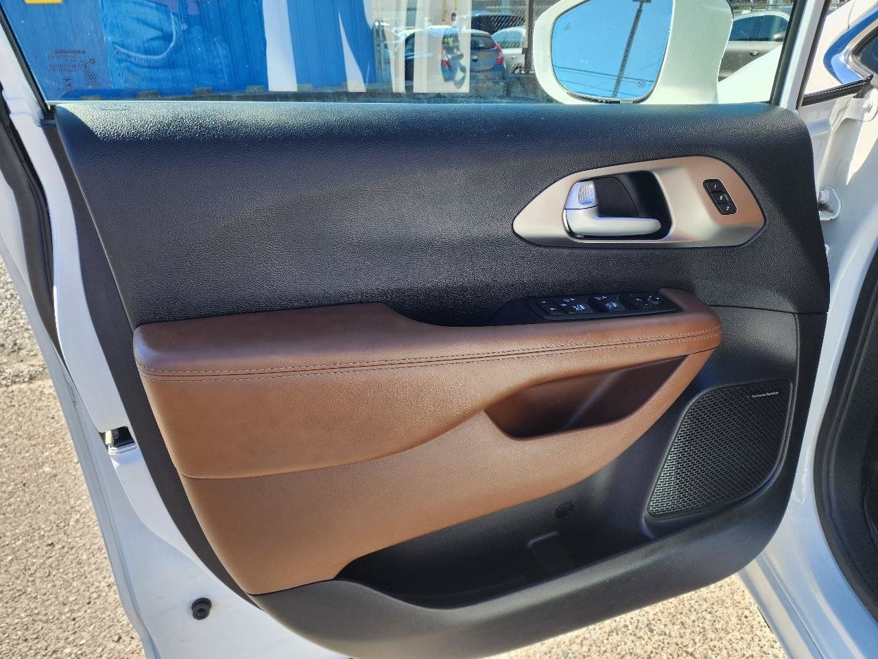 Used 2018 Chrysler Pacifica Limited w/ Advanced Safetytec Group FWD image 12