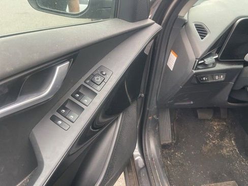 Used 2023 Kia Niro EX image 11