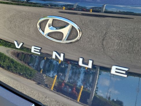Used 2020 Hyundai Venue FWD image 10