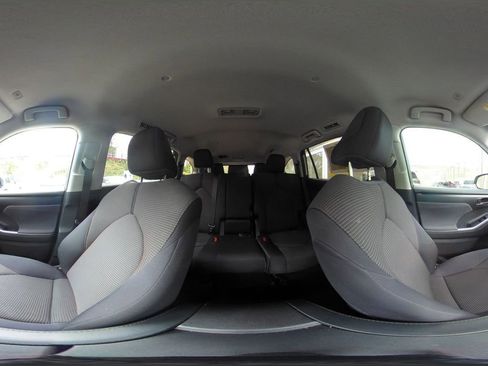 Used 2025 Toyota Highlander LE FWD image 46
