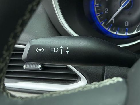 Used 2024 Chrysler Pacifica Touring-L image 31