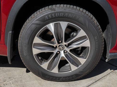 Used 2022 Toyota Highlander XLE image 10