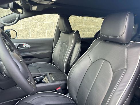 New 2026 Chrysler Pacifica Limited FWD image 12
