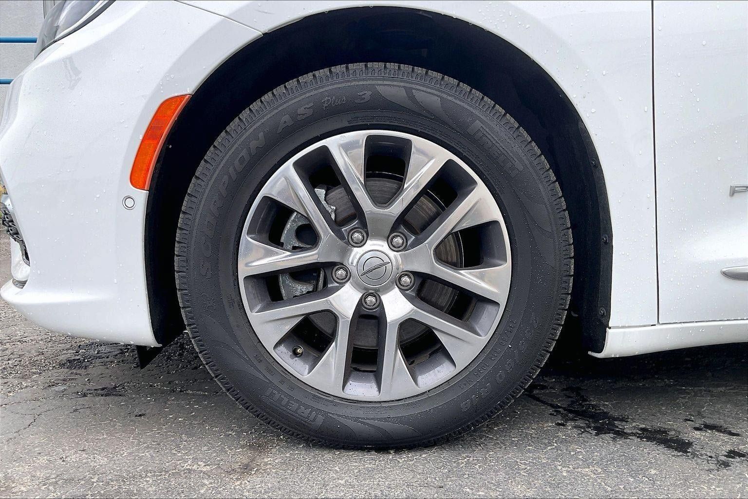 Used 2023 Chrysler Pacifica Pinnacle FWD image 9