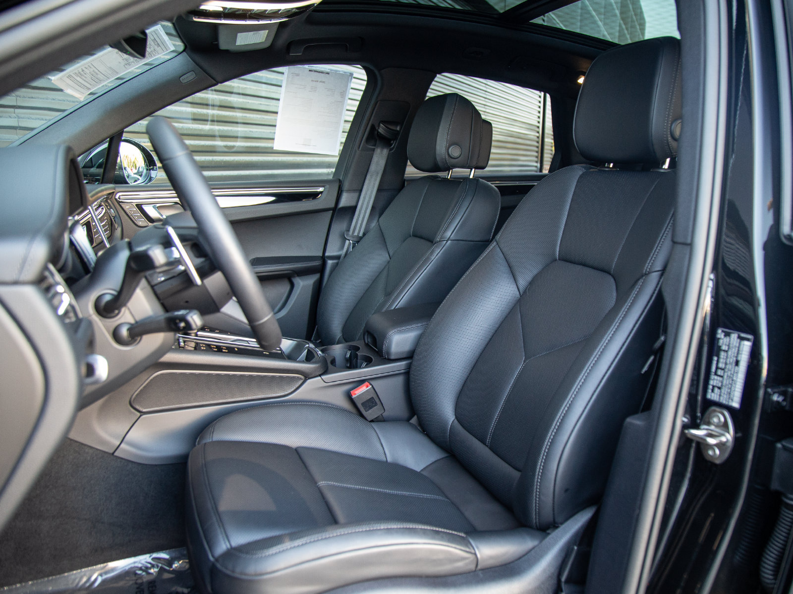 Certified 2026 Porsche Macan AWD/4WD image 5
