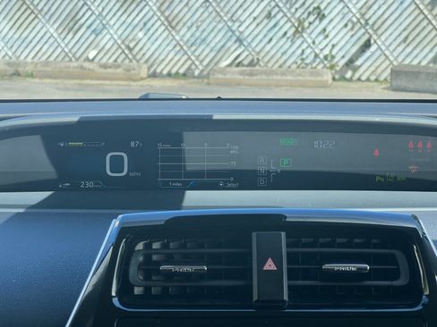 Used 2018 Toyota Prius FWD image 15