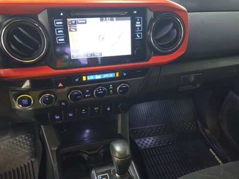 Used 2017 Toyota Tacoma TRD Sport w/ Premium & Technology Package AWD/4WD image 11