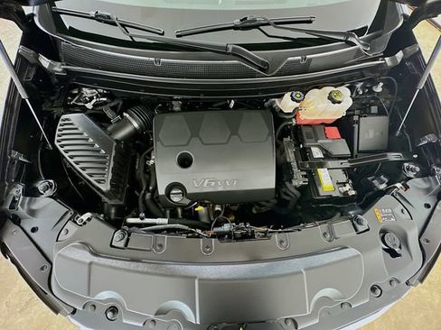 Used 2023 Chevrolet Traverse LT image 25