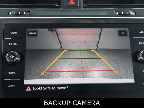 Used 2020 Volkswagen Tiguan SE image 18