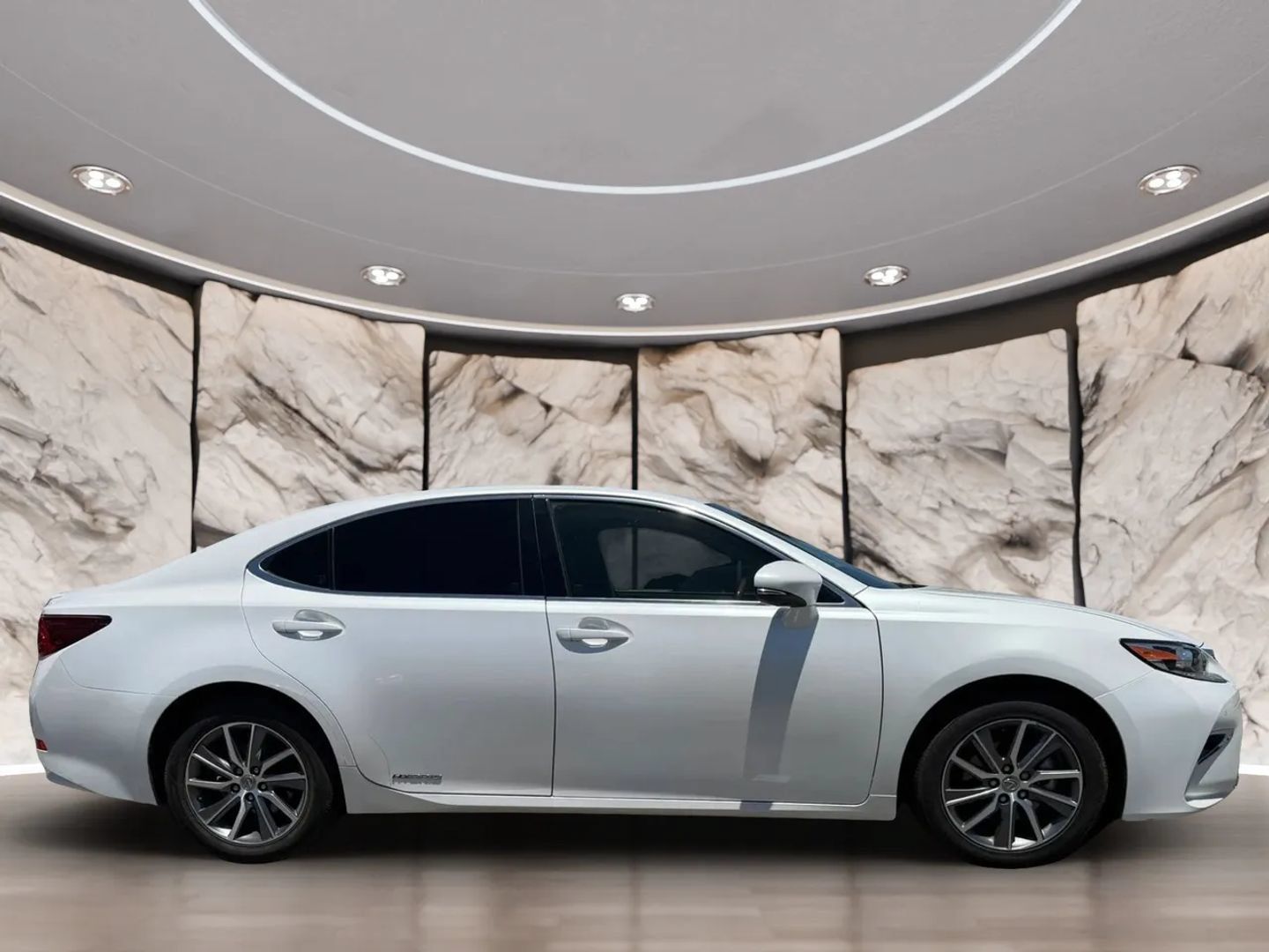 Used 2016 Lexus ES 300h w/ Luxury Package w/Wood Trim FWD image 4