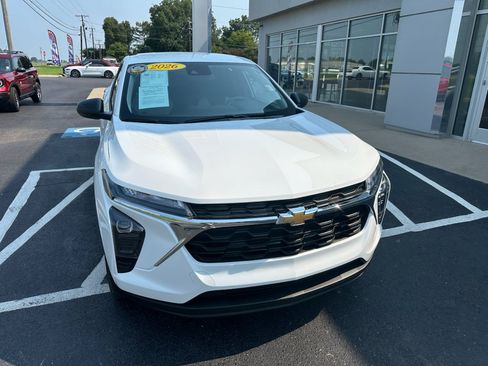 Used 2026 Chevrolet Trax LS FWD image 4