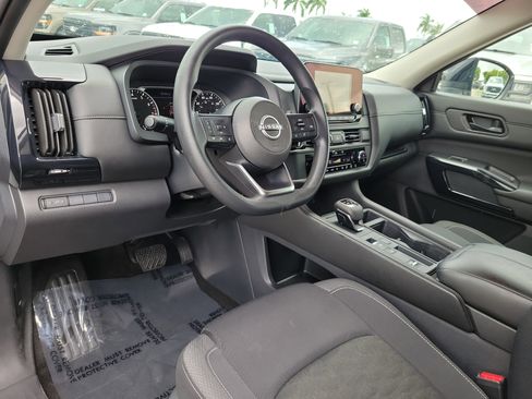 Used 2024 Nissan Pathfinder S FWD image 9