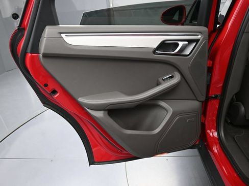 Certified 2022 Porsche Macan S AWD/4WD image 23