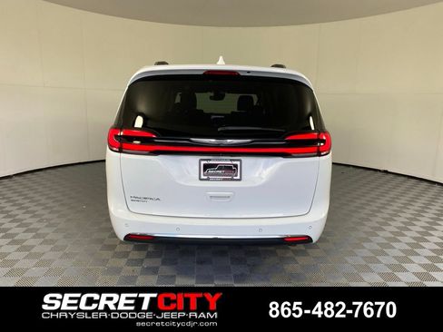 Used 2021 Chrysler Pacifica Touring-L FWD image 6