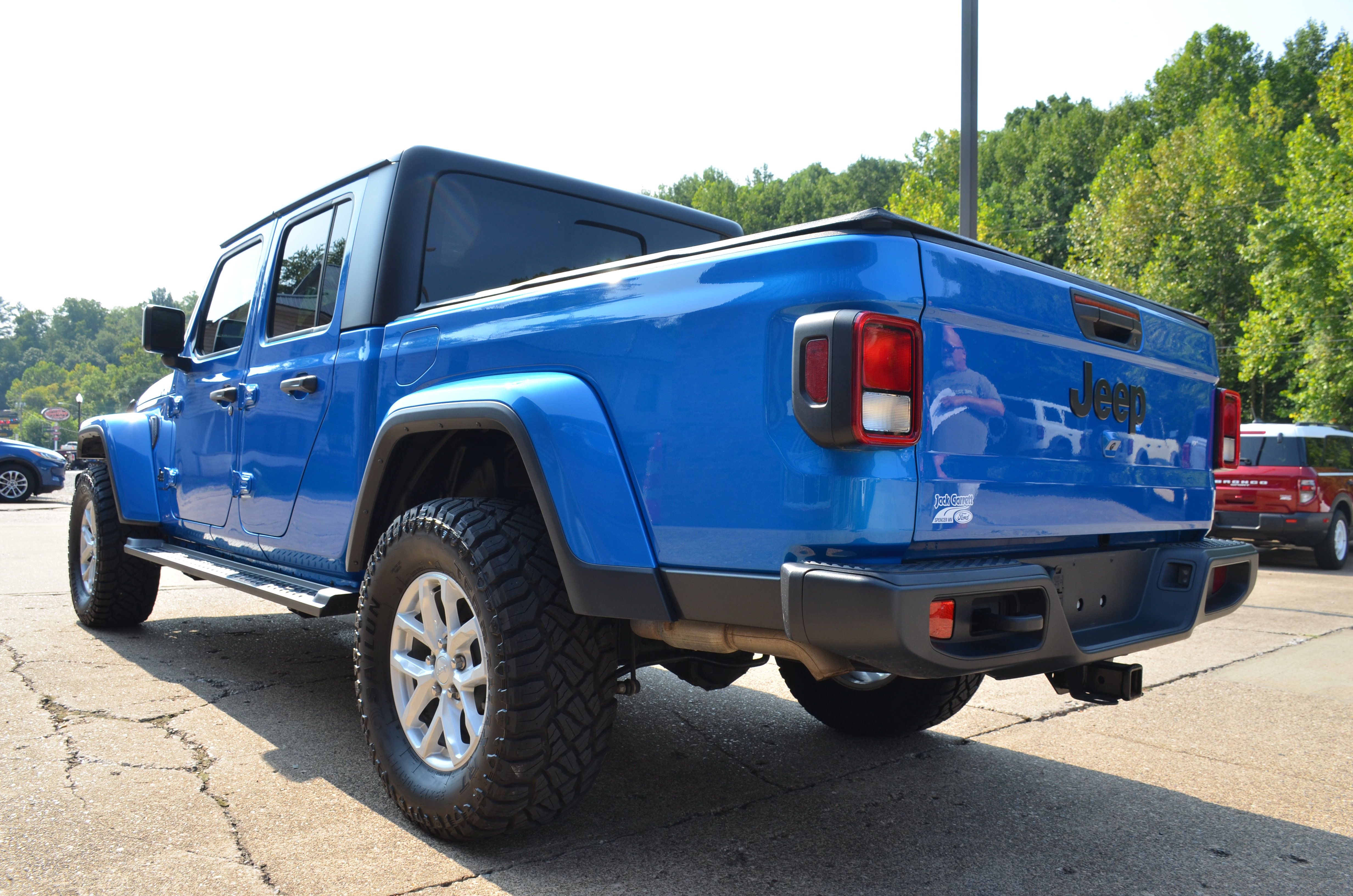 Used 2023 Jeep Gladiator Sport AWD/4WD image 2