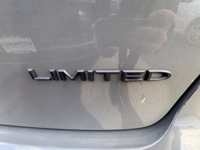 Used 2025 Chrysler Pacifica Limited FWD image 5