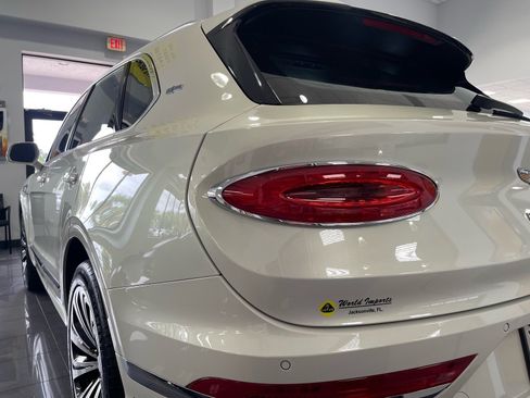 Used 2022 Bentley Bentayga AWD/4WD image 17