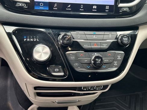Used 2022 Chrysler Pacifica Touring-L image 29