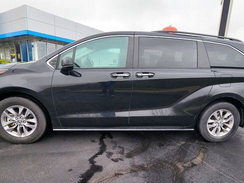 Used 2024 Toyota Sienna XLE image 3
