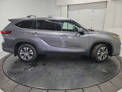 Used 2021 Toyota Highlander XLE FWD image 11