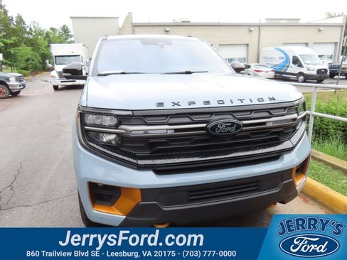 Used 2025 Ford Expedition Tremor AWD/4WD image 2