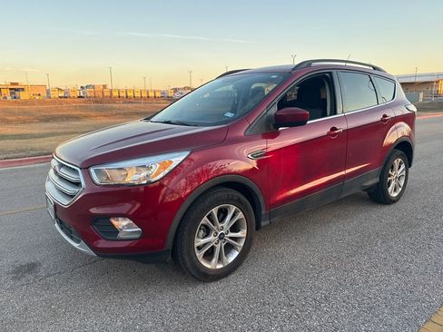 Used 2018 Ford Escape SE w/ SE Sync 3 Package image 1