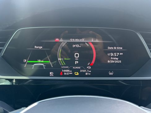 Used 2024 Audi Q8 e-tron Premium image 33